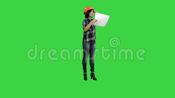 亚洲工程师妇女在绿色屏幕上与施工计划铬键视频的预览图