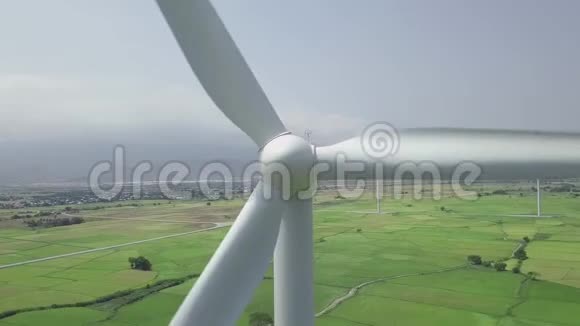 风力涡轮机无人机视图用于清洁可再生能源鸟瞰的风力发电机绿色领域的风力涡轮机视频的预览图