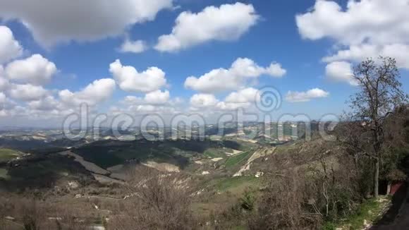 意大利皮塞诺县里帕特兰松的丘陵地带春云密布视频的预览图
