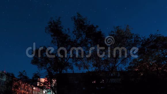 亚美尼亚时间推移的埃里温房屋上的星星移动视频视频的预览图
