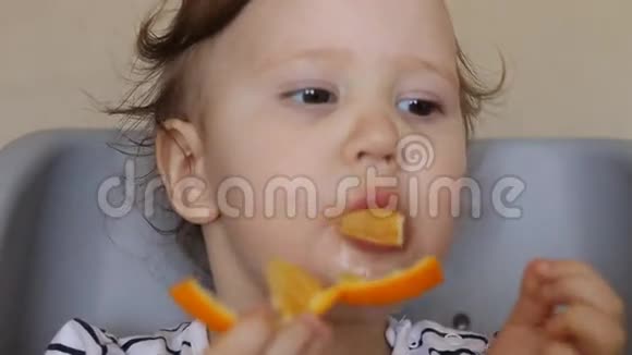 一个小女孩吃橘子视频的预览图