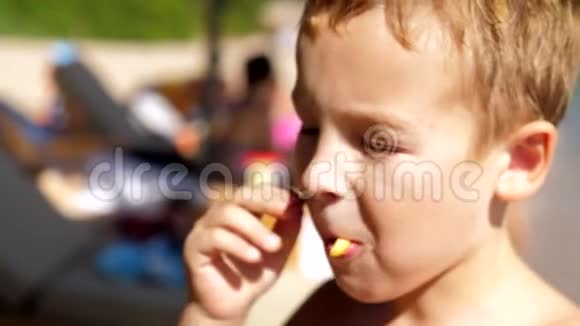 儿童在海滩上吃薯条视频的预览图