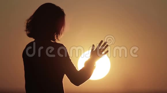日落时女孩的肖像视频的预览图