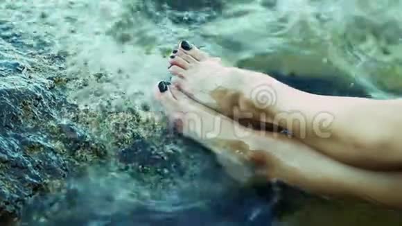 女人的脚在水里视频的预览图