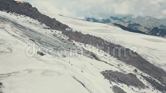 在冬季山区工作的无人机雪犁机的空中射击视频的预览图