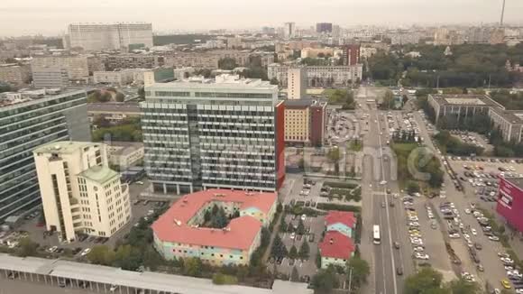 背景城市基础设施的空中观景商务办公楼视频的预览图