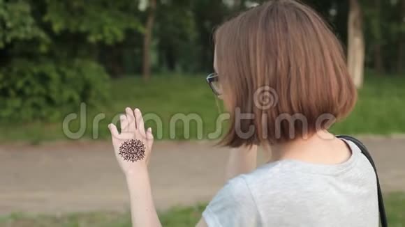 戴眼镜的白种人年轻女子的手身上有花梅迪纹身视频的预览图