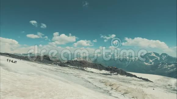 雪山上行走的美景游客冬季登山视频的预览图