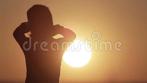日落时女孩的肖像视频的预览图