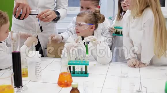 一群做科学实验的孩子教育视频的预览图