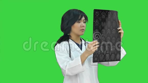 亚洲女医生使用数码平板电脑在绿色屏幕上微笑Chroma键视频的预览图