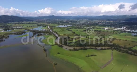 沿着河流和淹没的田野飞行视频的预览图