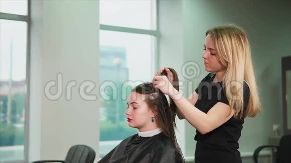 女理发师把头发分开把头发锁起来视频的预览图