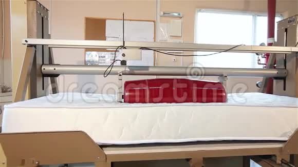 床垫应力测试床垫生产床垫质量控制耐久性试验机制造视频的预览图