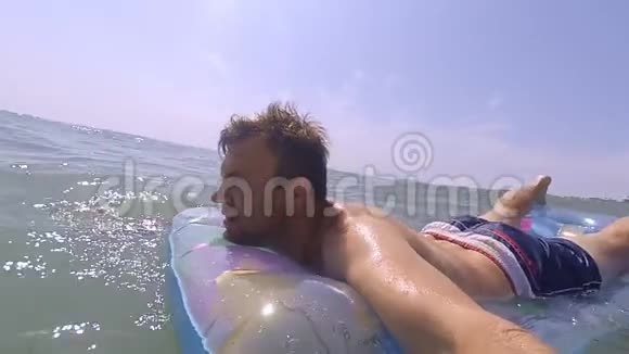 在海上充气床垫上放松快乐的年轻人视频的预览图