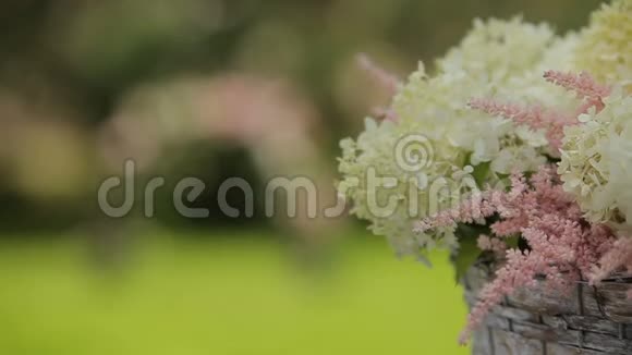 婚礼或特殊活动的花型构图焦点转换视频的预览图