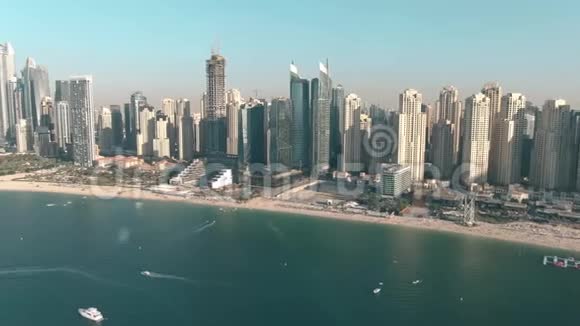 迪拜码头摩天大楼和海滨鸟瞰视频的预览图