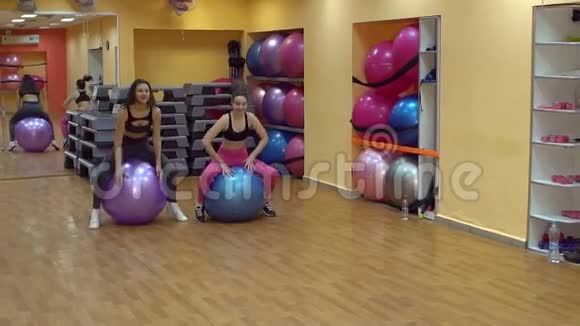 活跃的女孩在健身房里跳体操球动作缓慢视频的预览图
