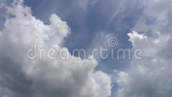 乌云在天空中移动视频的预览图