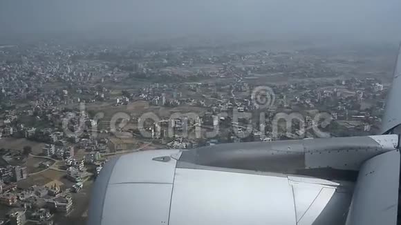 从飞机上看到涡轮和机翼什维列夫视频的预览图