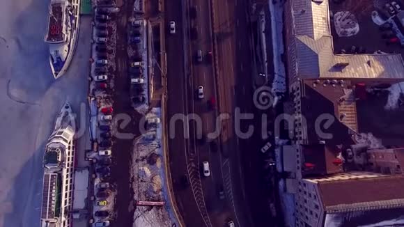 船墩附近的道路从空中过冬大量的汽车争相经营运输桥过河视频的预览图