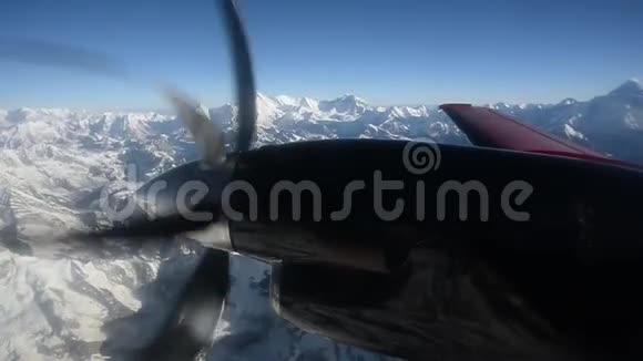 飞行中飞机螺旋桨的视图什维列夫视频的预览图