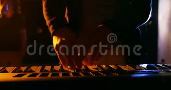音乐家在工作室演奏电子钢琴的中间部分视频的预览图