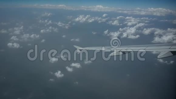 飞机在高空飞越云层什维列夫视频的预览图