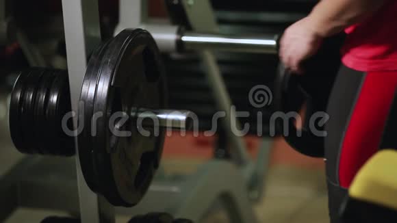 健身房健身器材的特写视频的预览图