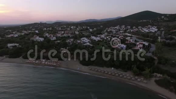 希腊Trikorfo海滩海滨和别墅的空中拍摄视频的预览图