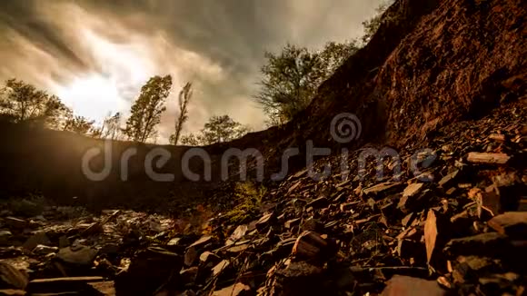 日出坐在地平线上巨大的岩石坠落视频的预览图