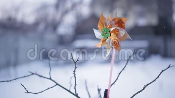 冬天白雪皑皑的庭院里的风向标视频的预览图
