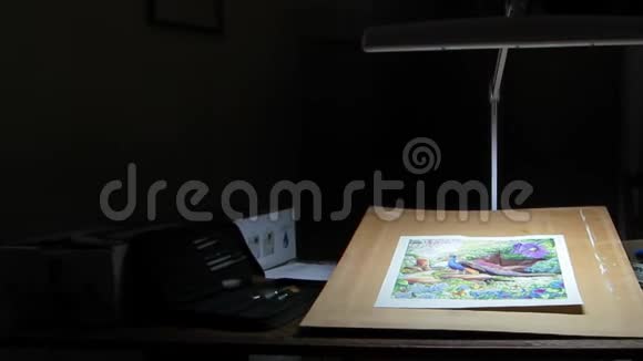 艺术工作室灯光照亮了一幅画和工作空间视频的预览图