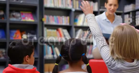 高加索女教师在学校图书馆教学童4k视频的预览图