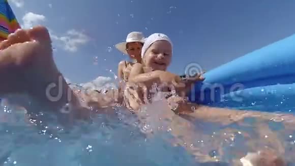 年轻的母女在划水池里玩得开心视频的预览图