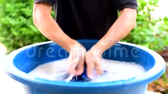 洗手服用蓝色盆视频的预览图
