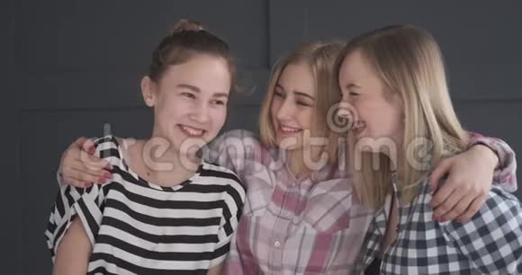 三个少女朋友笑了视频的预览图