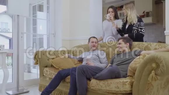 年轻的白种人在家里互相交流视频的预览图