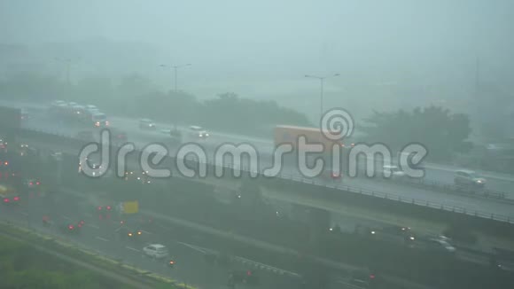 首都雅加达的街道上雨很大视频的预览图