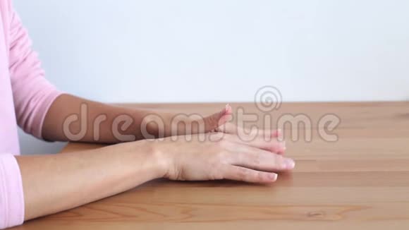 女人紧张地用手指敲击桌子视频的预览图
