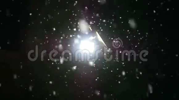 雪在夜间冬天慢慢落下灯笼在雪地里闪闪发光慢动作视频的预览图