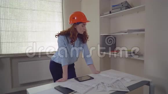 红头工程师在工作视频的预览图