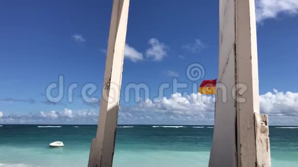 阳光明媚的一天热带海滩上打开的门自由旅行概念巴厘岛视频的预览图
