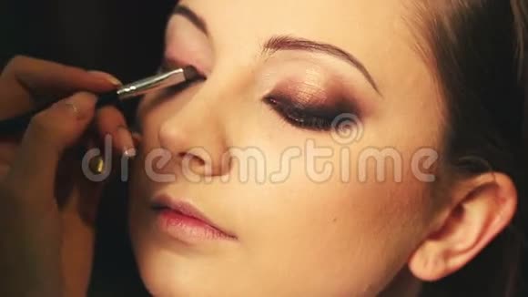 化妆师的眼睛视频的预览图
