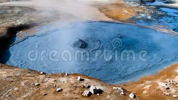 冰岛的地热硫酸气泡视频的预览图