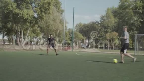足球比赛中的街头足球运动员视频的预览图