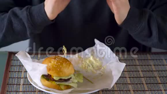 女人吃多汁的汉堡包视频的预览图