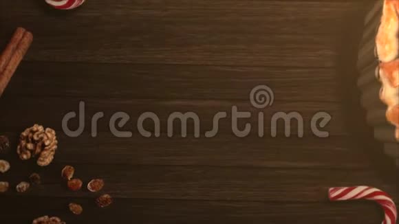 木制背景的动画特写糖果和圣诞派视频的预览图