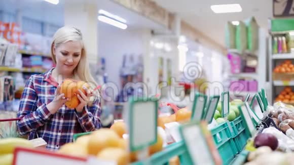 女孩在商店买水果和蔬菜视频的预览图