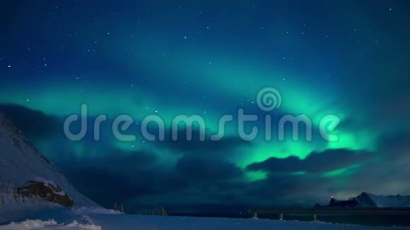 洛佛顿夜空中的云彩和北极光时间流逝视频的预览图